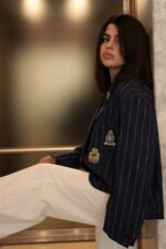 ⁦Navy Blue Blazer with Marine Brooch⁩ - الصورة ⁦3⁩