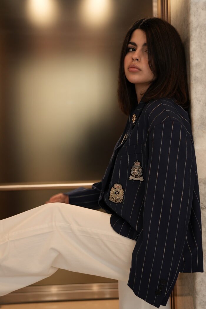 ⁦Navy Blue Blazer with Marine Brooch⁩ - الصورة ⁦3⁩