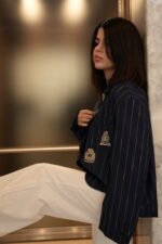 ⁦Navy Blue Blazer with Marine Brooch⁩ - الصورة ⁦2⁩