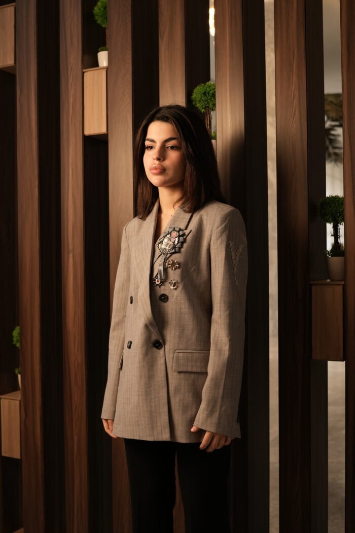 ⁦Blazer with Marine Brooch  & Strass Shoulder Detail⁩ - الصورة ⁦3⁩