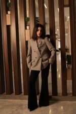 ⁦Blazer with Marine Brooch  & Strass Shoulder Detail⁩ - الصورة ⁦4⁩