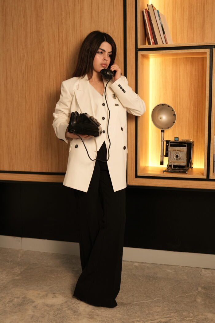 ⁦Tailored Blazer with Pearl Brooch⁩ - الصورة ⁦3⁩