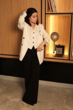 ⁦Tailored Blazer with Pearl Brooch⁩ - الصورة ⁦4⁩