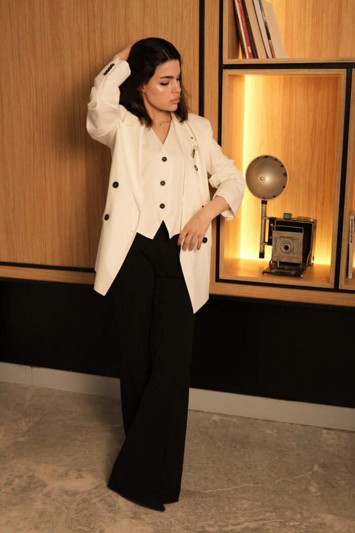 ⁦Tailored Blazer with Pearl Brooch⁩ - الصورة ⁦4⁩