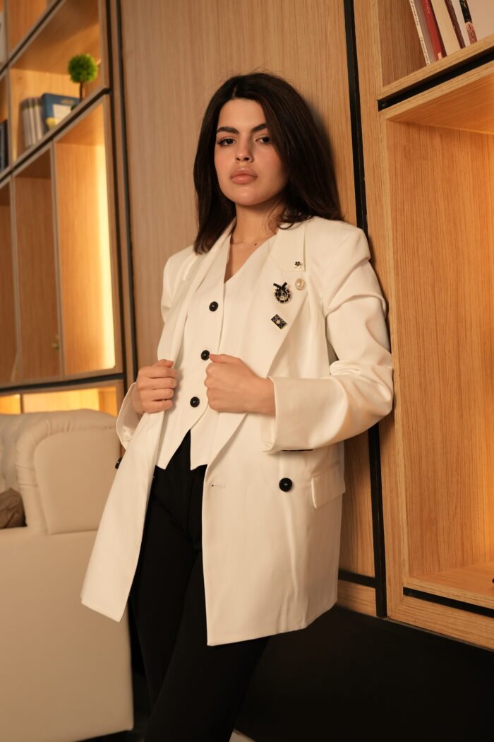 ⁦Tailored Blazer with Pearl Brooch⁩ - الصورة ⁦2⁩